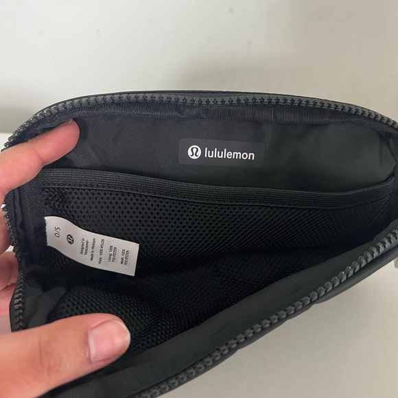 Lululemon everywhere belt bag (BLACK with silver hardware) - Picture 4 of 7